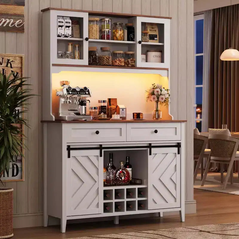 72 Armadietto da Bar da Fattoria con Porta Scorrevole a Fienile, Grande Credenza da Cucina con Alzata, Stazione di Ricarica, 2 Cassetti e 8 Ripiani Contenitori Caffè