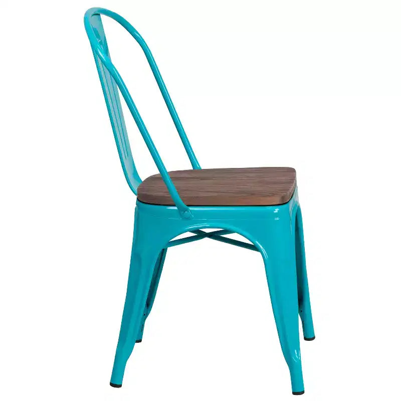 Sedia da pranzo impilabile in metallo colorato con seduta in legno