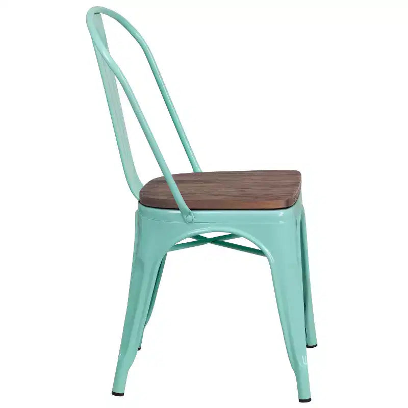 Sedia da pranzo impilabile in metallo colorato con seduta in legno