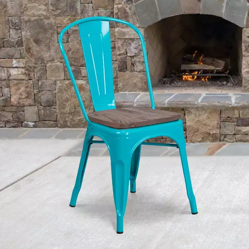 Sedia da pranzo impilabile in metallo colorato con seduta in legno
