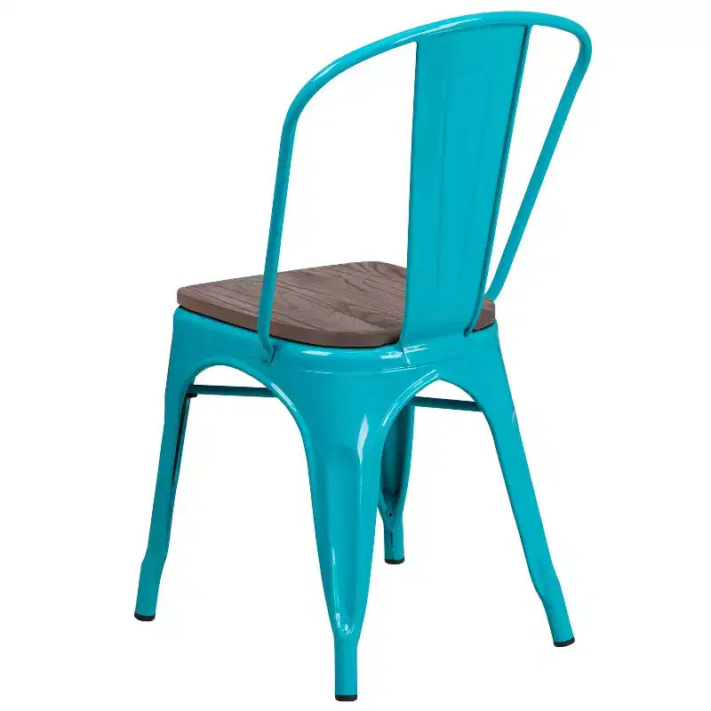 Sedia da pranzo impilabile in metallo colorato con seduta in legno