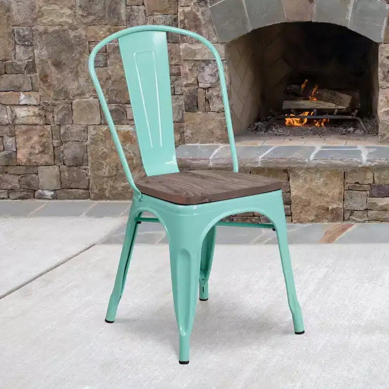 Sedia da pranzo impilabile in metallo colorato con seduta in legno