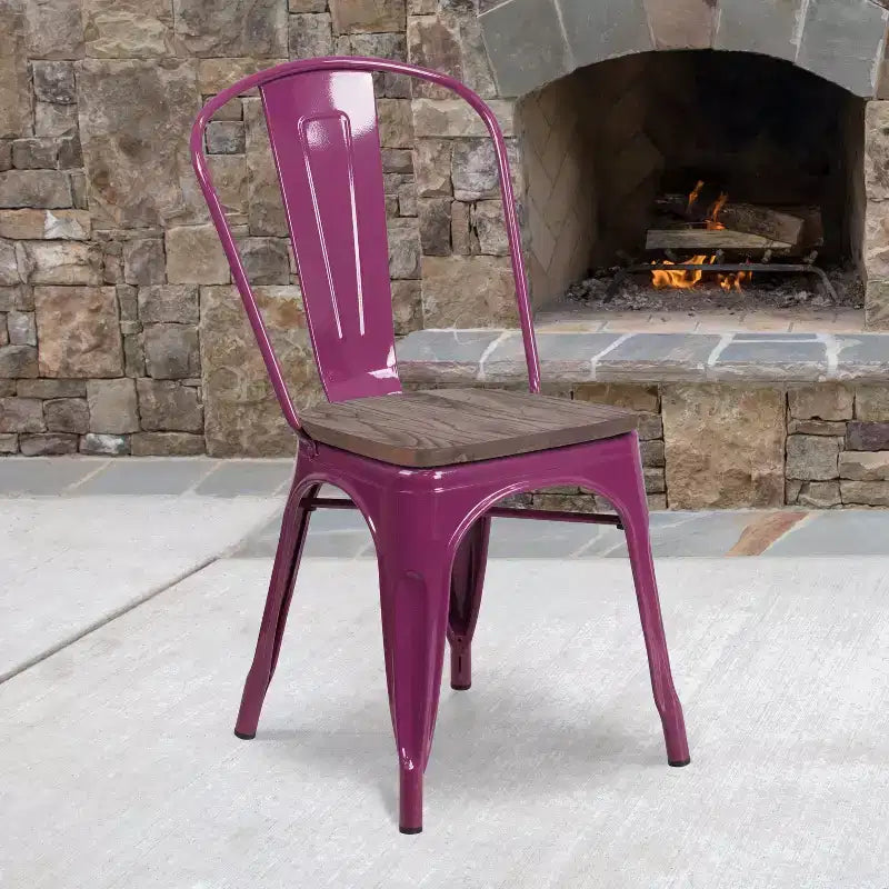 Sedia da pranzo impilabile in metallo colorato con seduta in legno